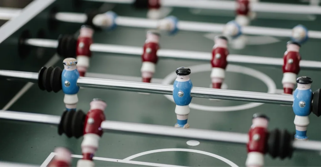 Nahaufnahme der Figuren am Tischkicker im ABACUS-B&uuml;ro